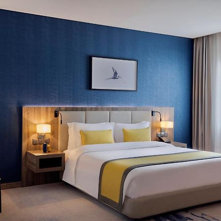 Voco Al Khobar By Ihg Hotell Exteriör bild A bedroom at the hotel