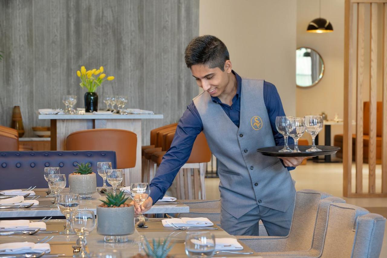 Voco Al Khobar By Ihg Hotell Exteriör bild A waiter at work