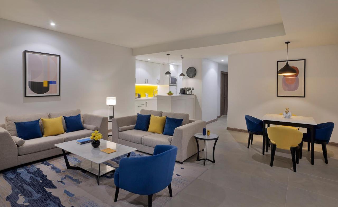 Voco Al Khobar By Ihg Hotell Exteriör bild A living room at the hotel