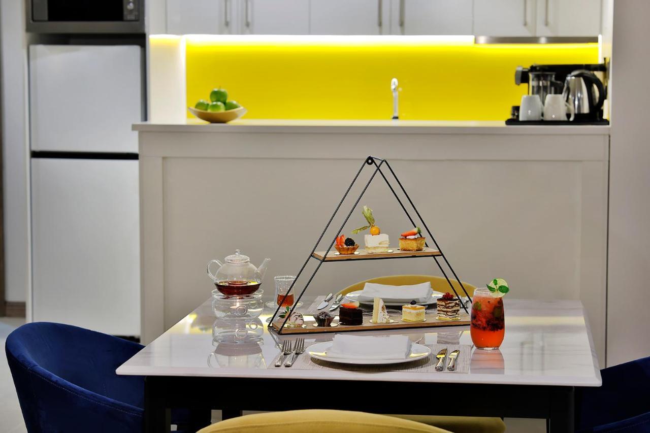 Voco Al Khobar By Ihg Hotell Exteriör bild A pyramid cake stand