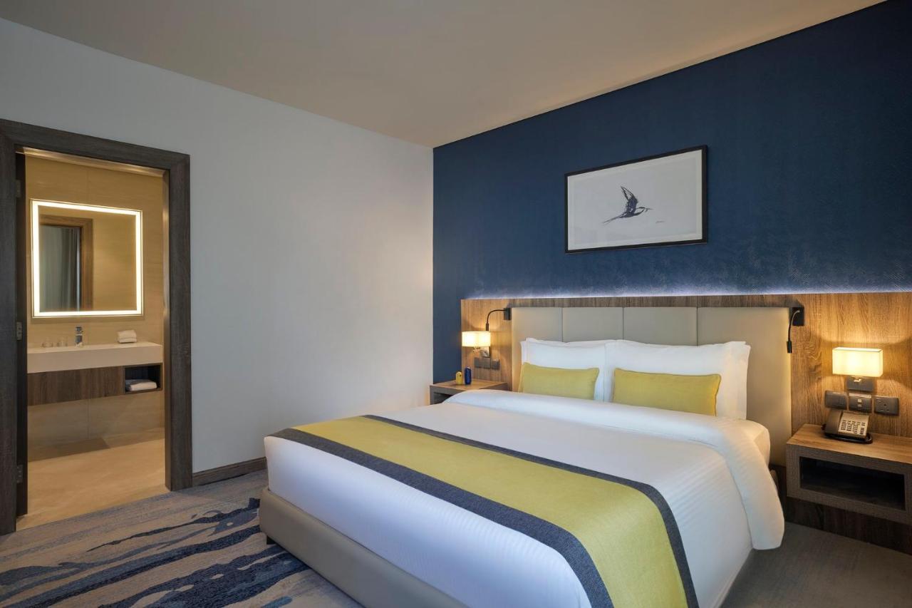 Voco Al Khobar By Ihg Hotell Exteriör bild A bedroom at the hotel