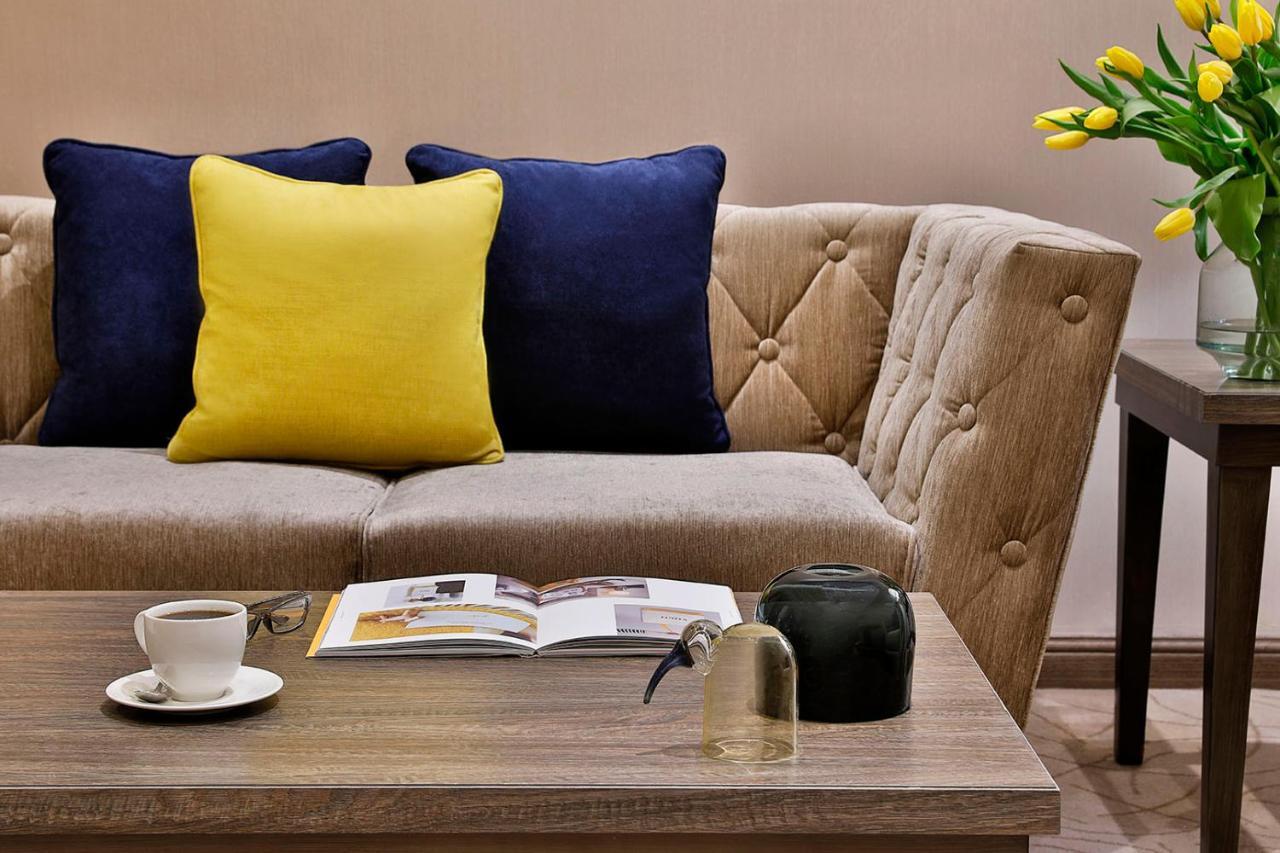 Voco Al Khobar By Ihg Hotell Exteriör bild A sofa with cushions