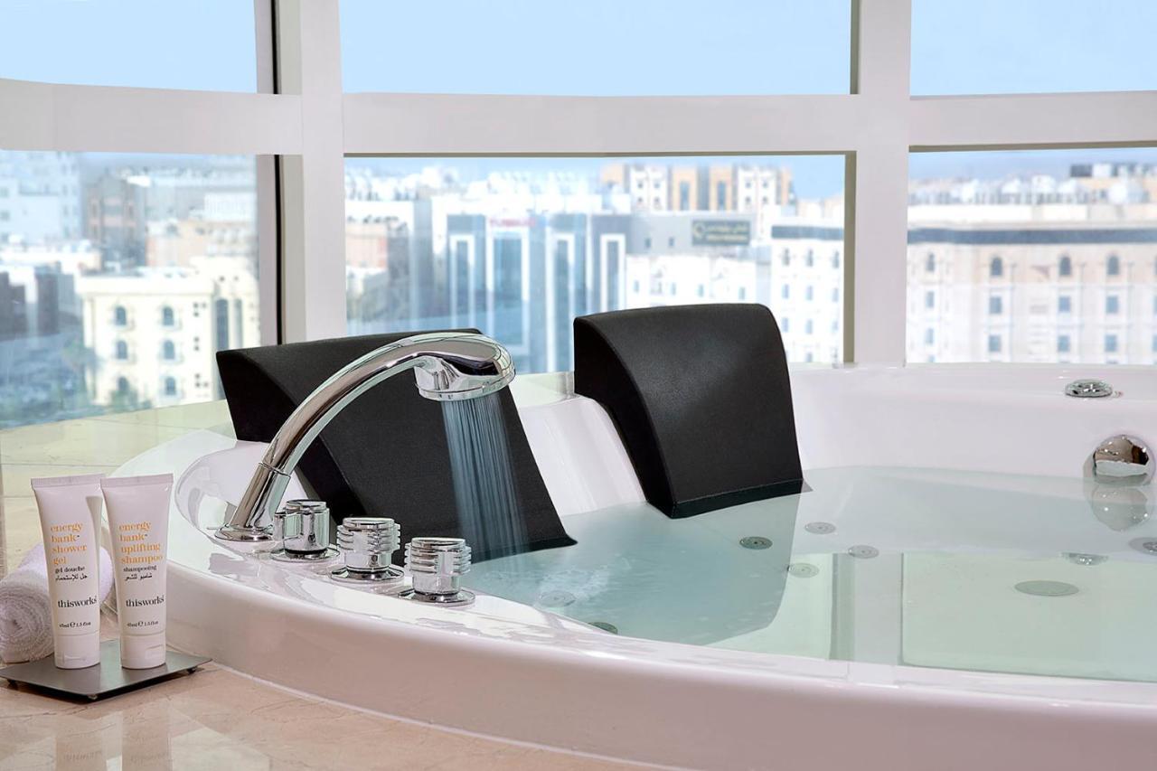 Voco Al Khobar By Ihg Hotell Exteriör bild A modern bathtub