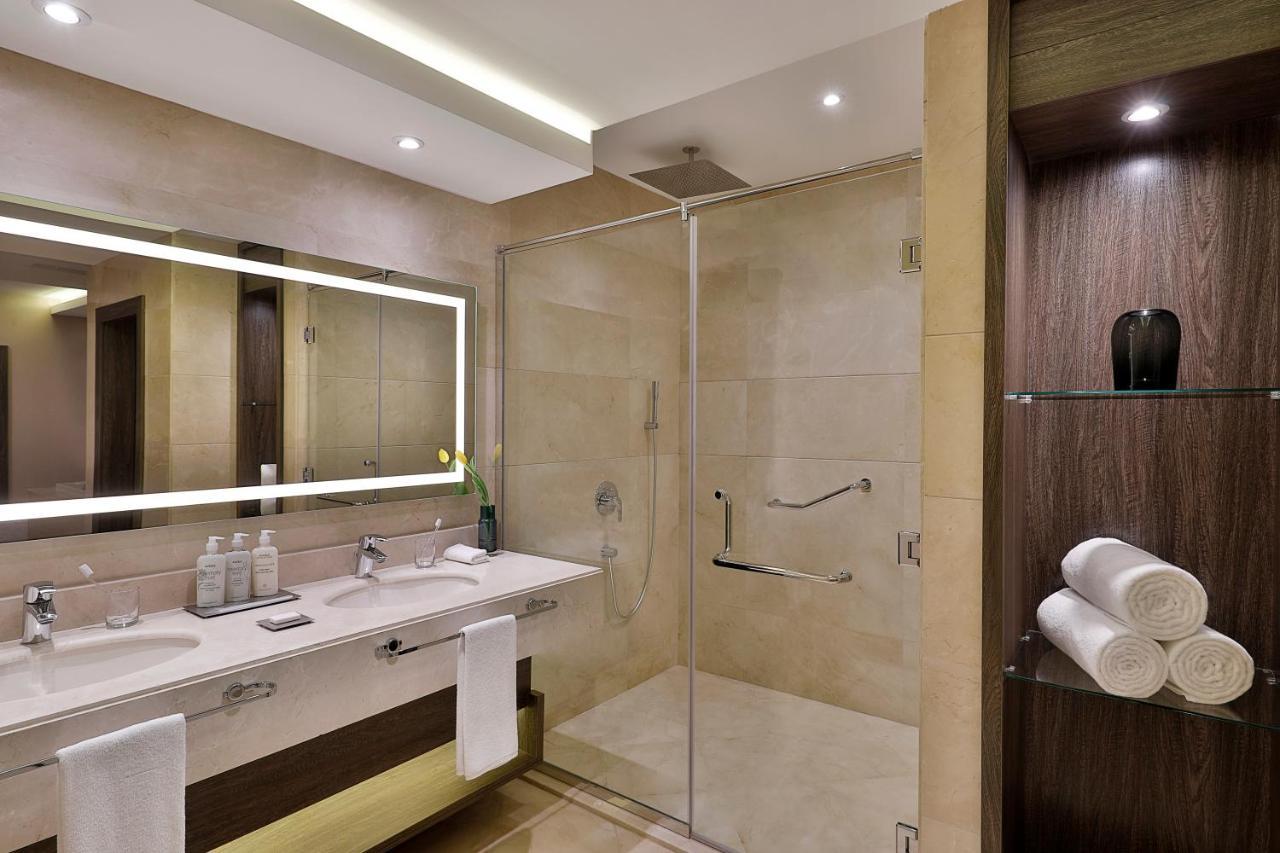 Voco Al Khobar By Ihg Hotell Exteriör bild A shower enclosure