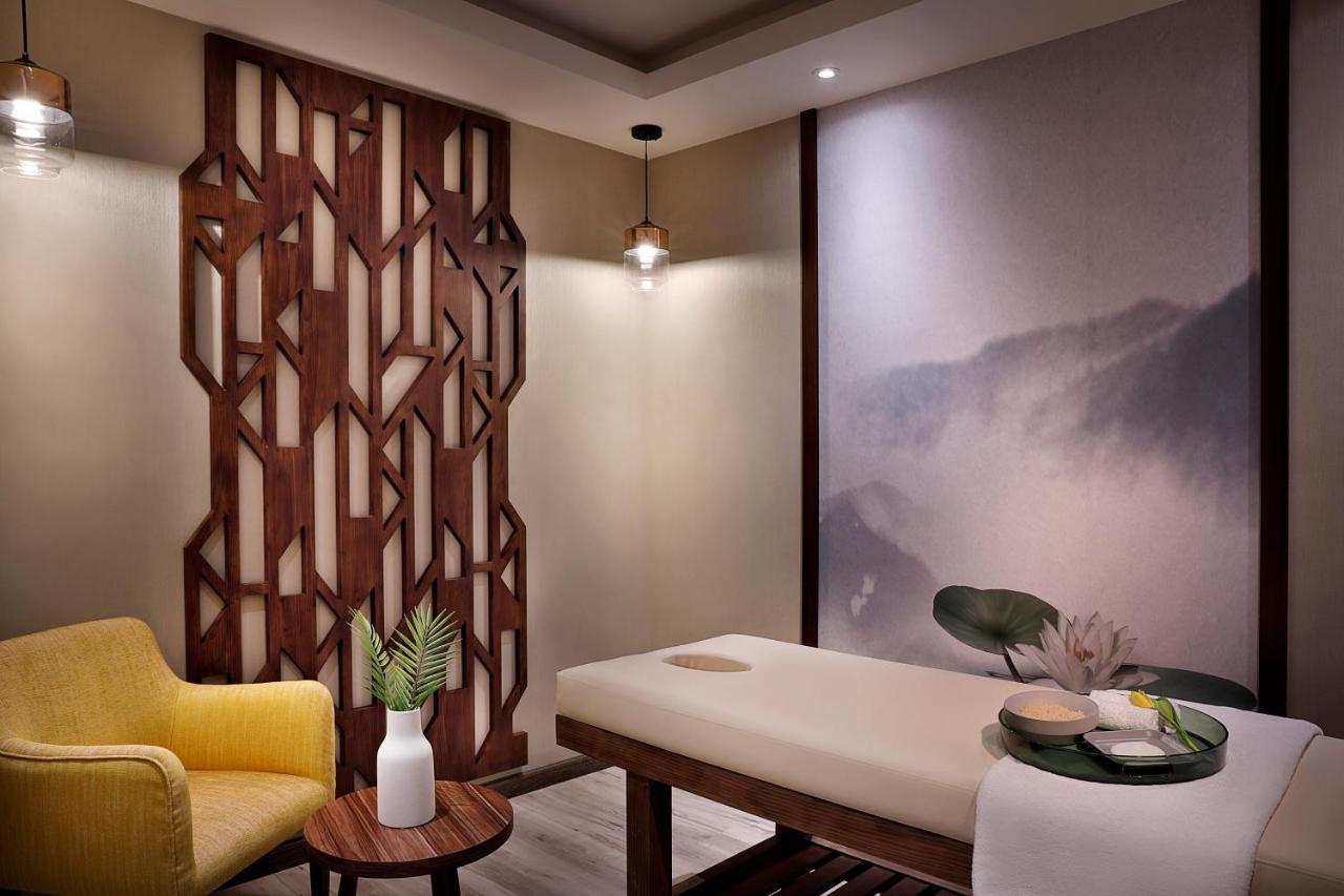 Voco Al Khobar By Ihg Hotell Exteriör bild A treatment room at the spa