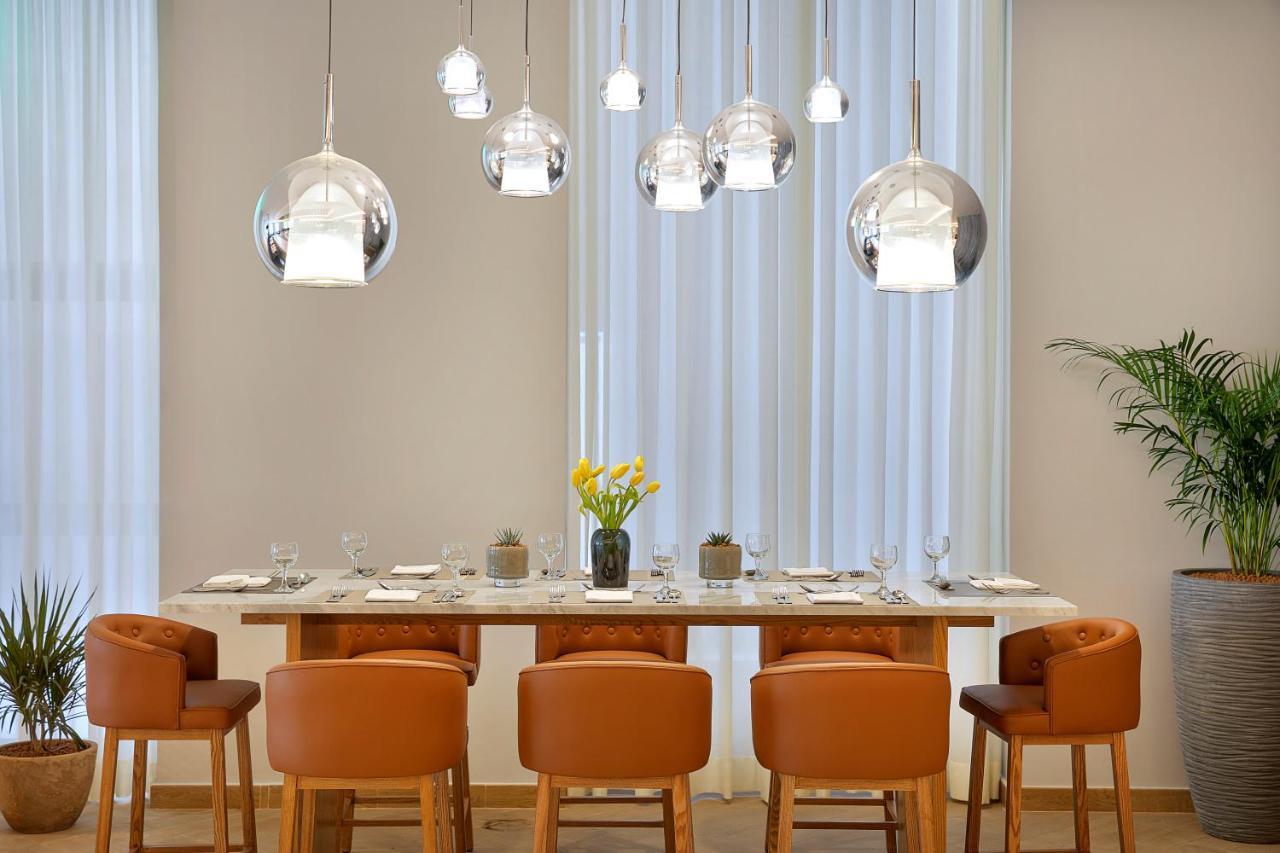 Voco Al Khobar By Ihg Hotell Exteriör bild The dining room at the restaurant