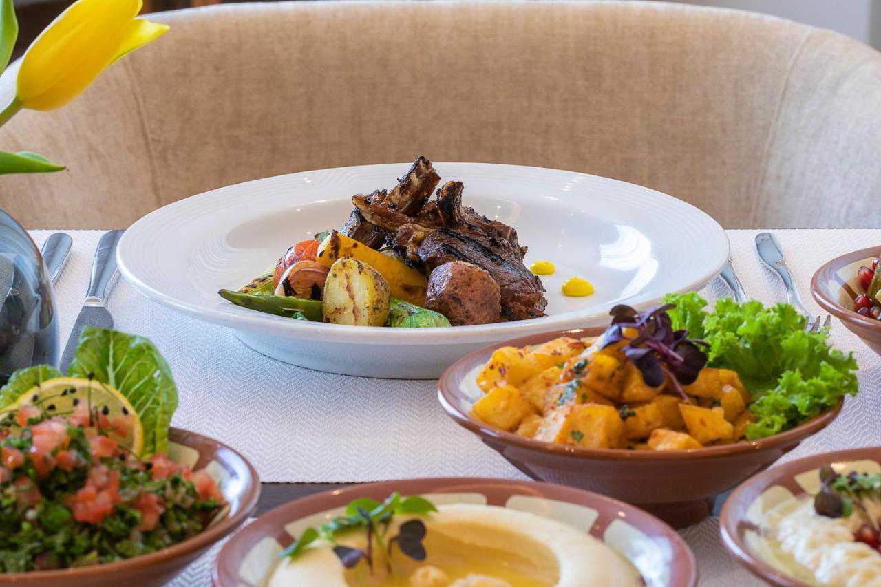 Voco Al Khobar By Ihg Hotell Exteriör bild A selection of dishes at the restaurant